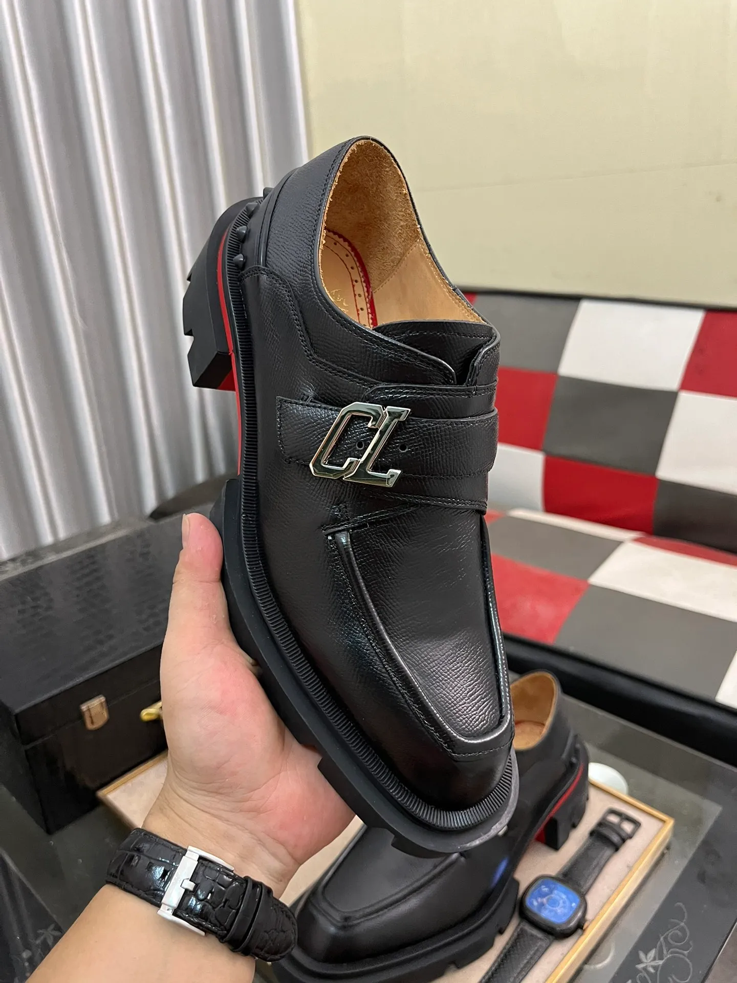 Men's shoes 💰820⌚️⌚️CL New formal leather shoes Christia* Loubouti* red-soled shoes GREGGO men's Oxford shoes Made of imported cowhide/glossy patent leather/stitched contrasting high silk suede. Three-section toe design. Iconic red outsole, the ultimate personalized shoe. Original color cowhide lining. Original Italian leather outsole; fine workmanship brings you a luxurious experience. With its neat silhouette and straightforwardness, GREGGO men's Oxford shoes are Oxford shoes born for city roaming. The elegant lines and classic silhouette exude eternal charm. The black patent leather material is exquisite and eye-catching, adding a sense of luxury to the overall look. The slender toe design is full of elegance, and matched with closed shoelaces of the same color, the sophistication is invisible. The slim sole design provides the shoes with a light foot feel, elegant steps, and a refined and elegant look. Shows outstanding texture.  Standard leather shoe size: 38-44